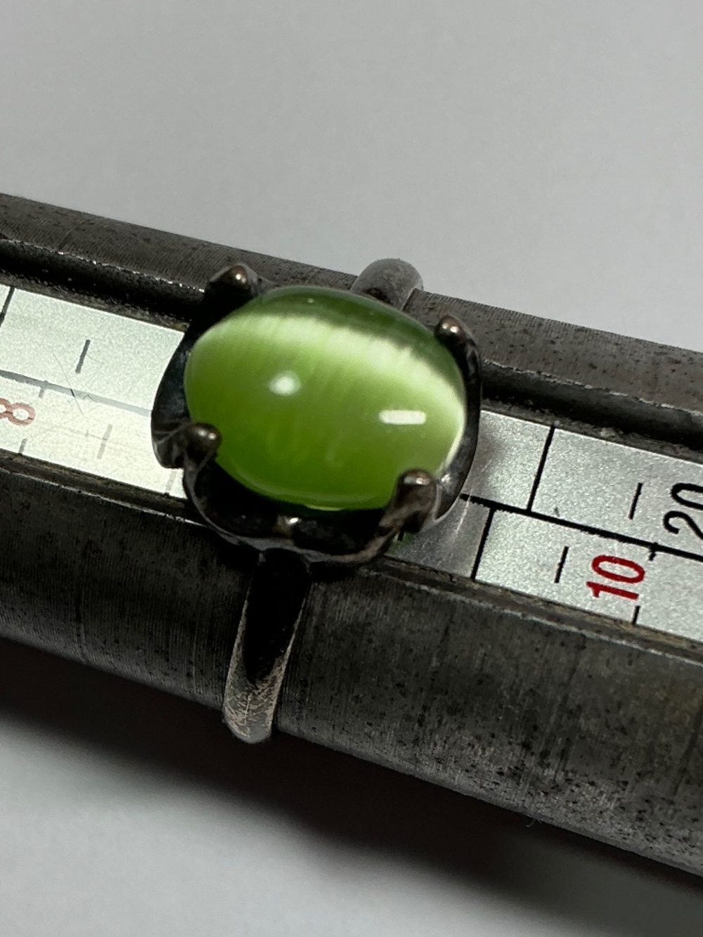 Vintage Sterling Silver Ring with a Green Cats Eye Setting. Size 8.75